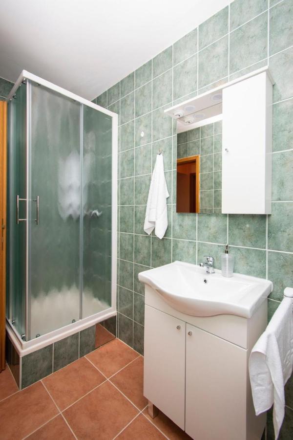 Family Holiday Apartments Lucia Vodice Buitenkant foto
